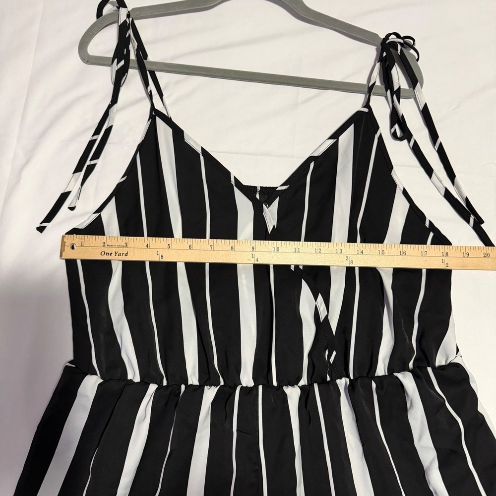 Shorts Romper 2XL Black White Vertical Stripe Tie Shoulder V-Neck Snap Front - Picture 5 of 9